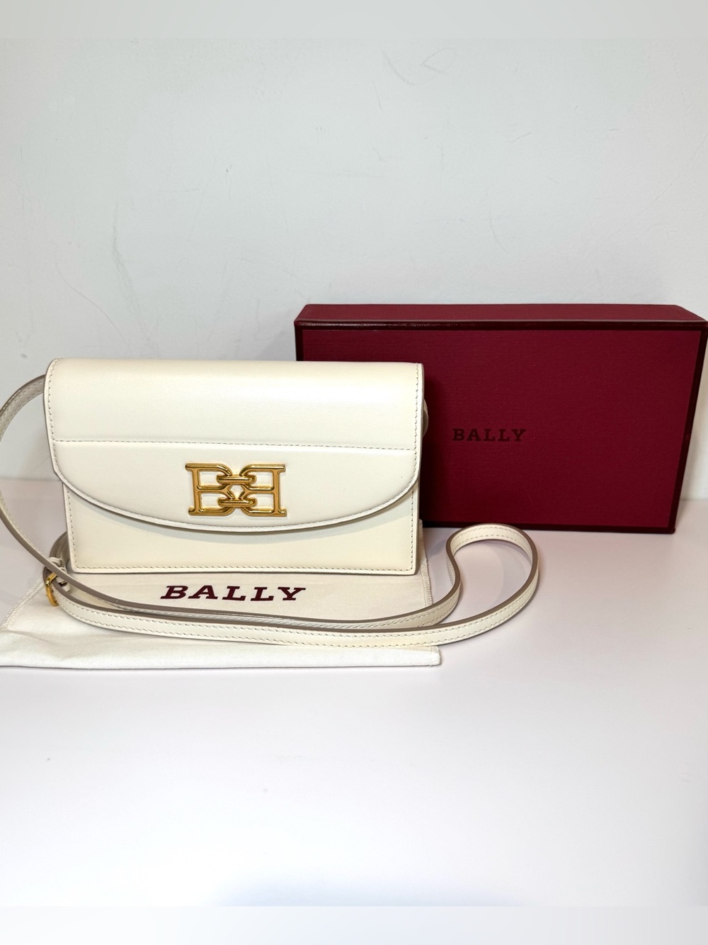 Bally Beylor Bone White Calfskin Leather Bag W Gold Logo Accent & Crossbody